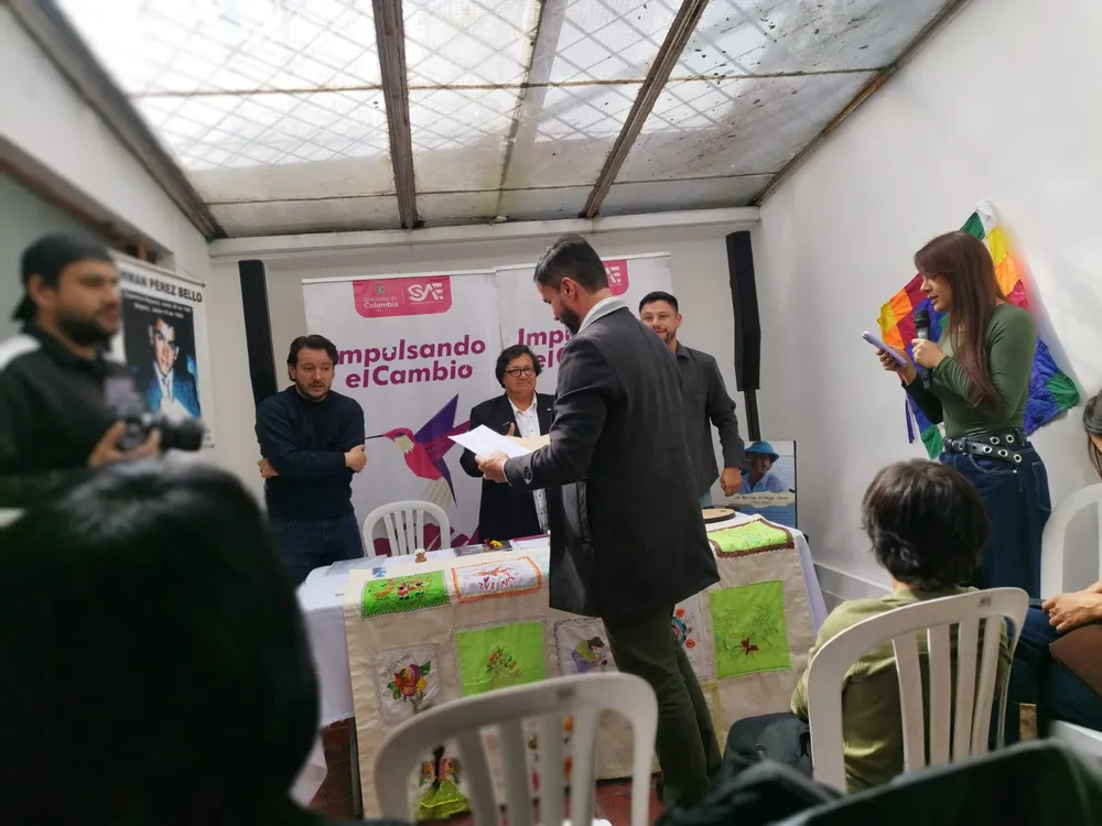 Representantes de la SAE entregando las llaves del inmueble a ILSA